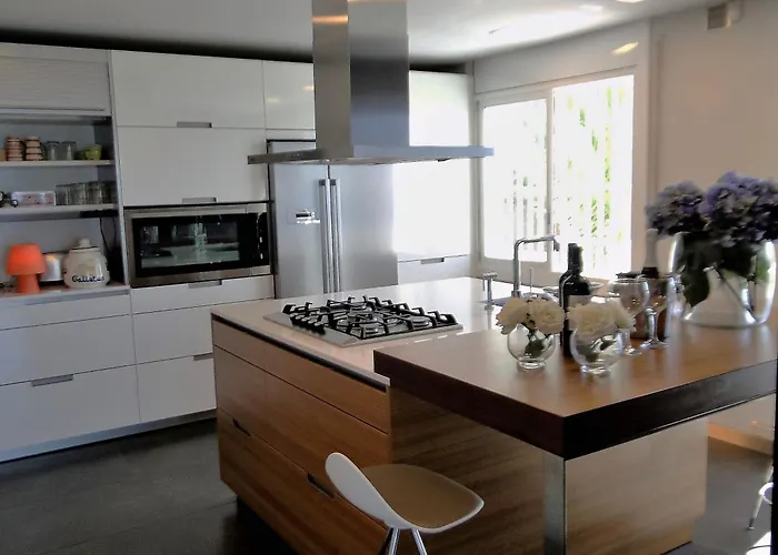 Вилла Altavista Amazing View South Oriented Calm Area Ac 2 Minutes Drive And 18 Minutes Walk Сиджес